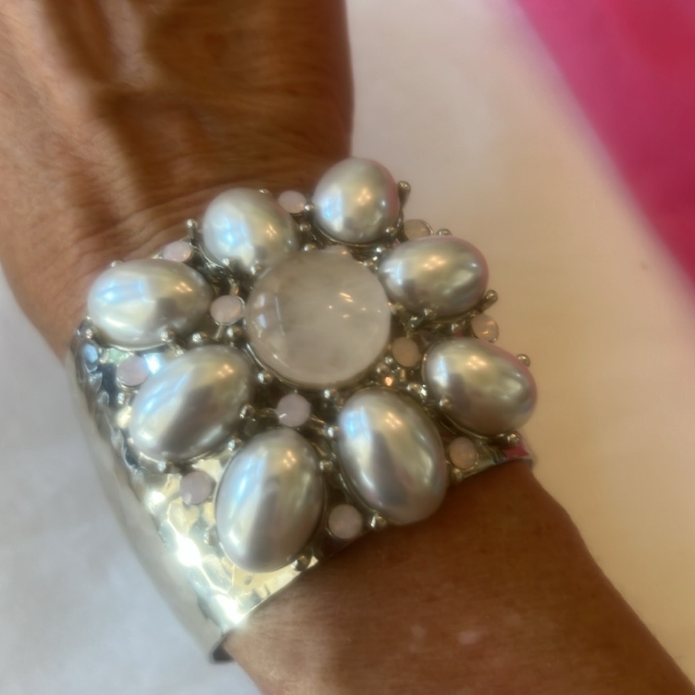 🌷Silver tone Cuff with Accents🌷